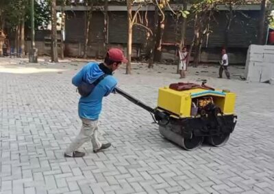 Pemadatan vinis paving denhan baby roller Lokasi ciputat